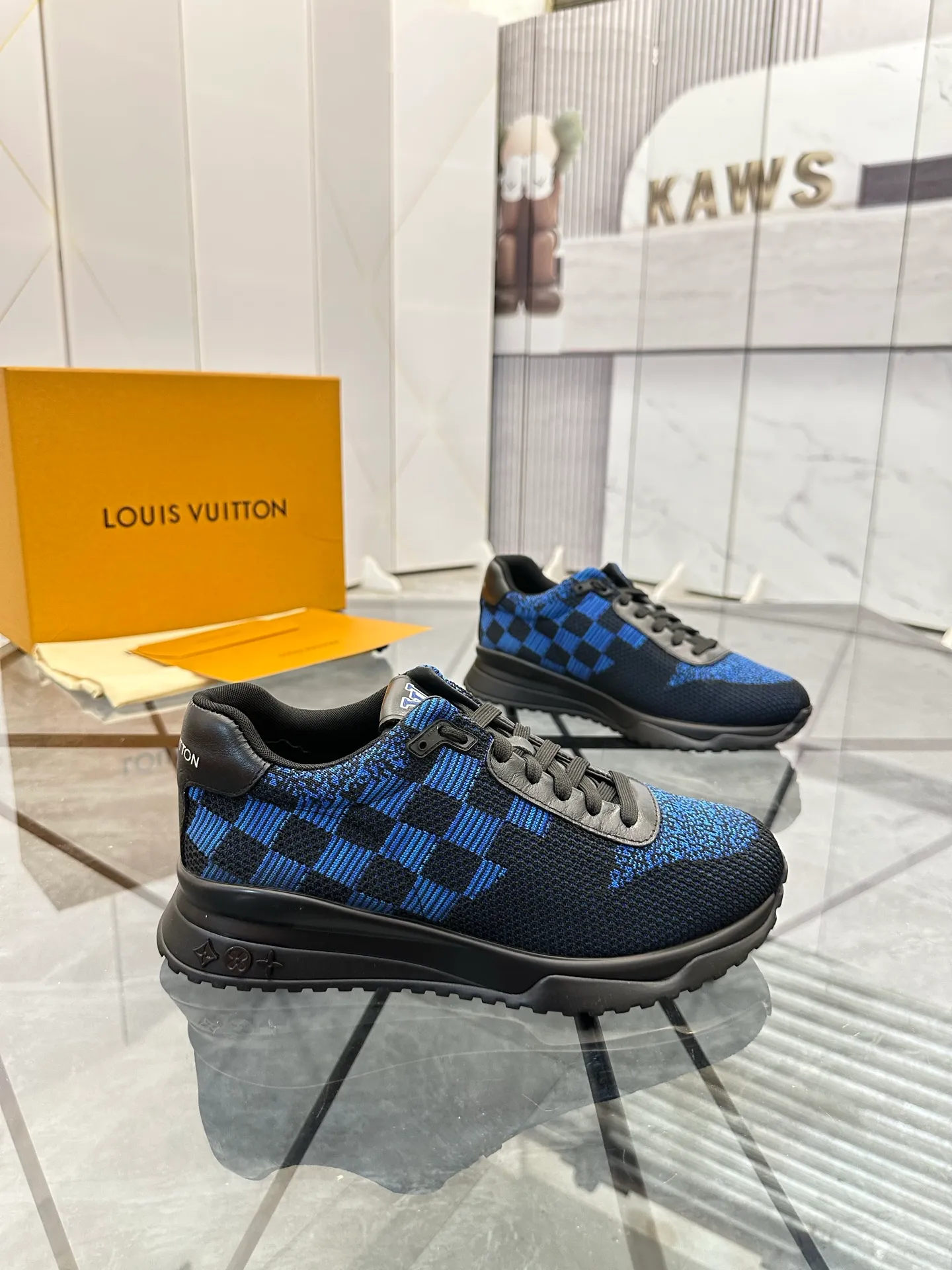 Men's shoes for sale💰: 💰P560¥ High-end quality Product trademark: LV* "Louis Vuitton*" low-top sneakers Regular size: 38-44 (can be customized to 45.46.) Product materials: imported breathable fly knit upper, breathable lining, original raw rubber translucent combination outsole. Number: 2068